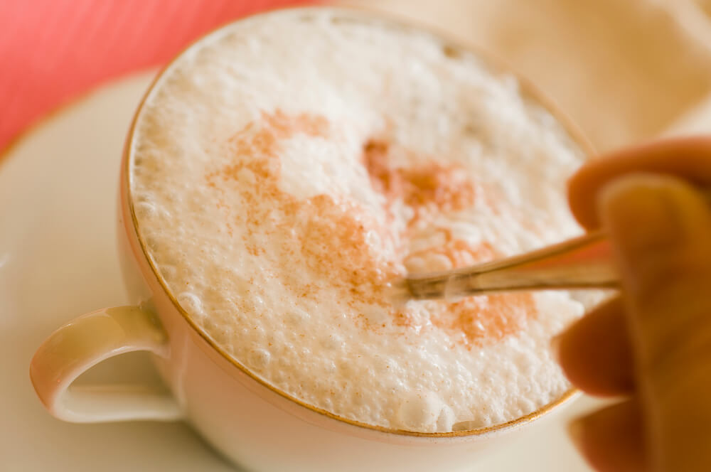 bolle di latte evidenti sulla parte superiore della bevanda calda del caffè