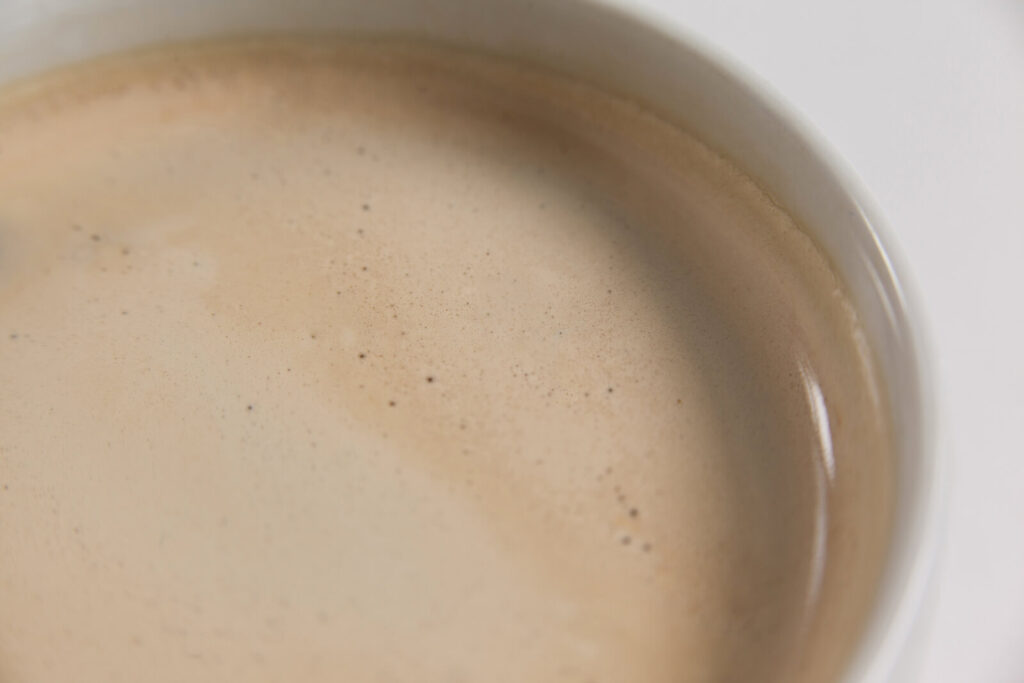  weiße Kaffeetasse mit cremigem Schaum