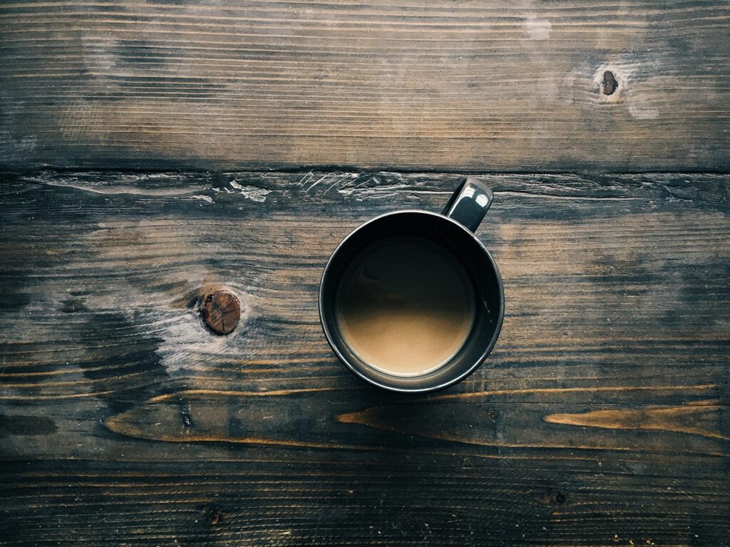 전자 레인지없이 커피를 가열하는 방법
