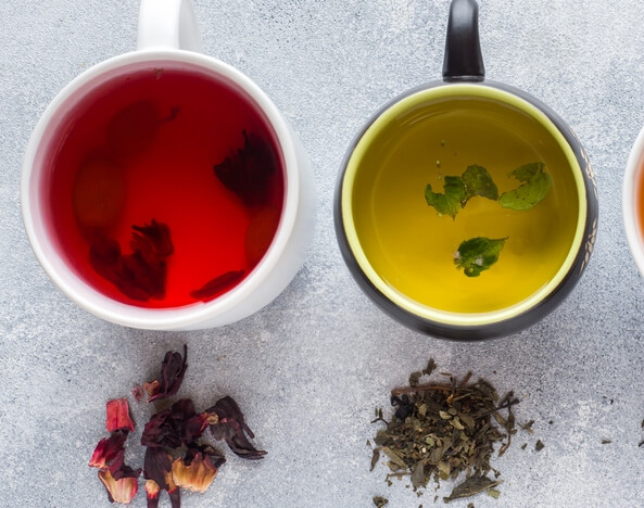 Cups with Red tea and green tea - red tea vs. green tea
