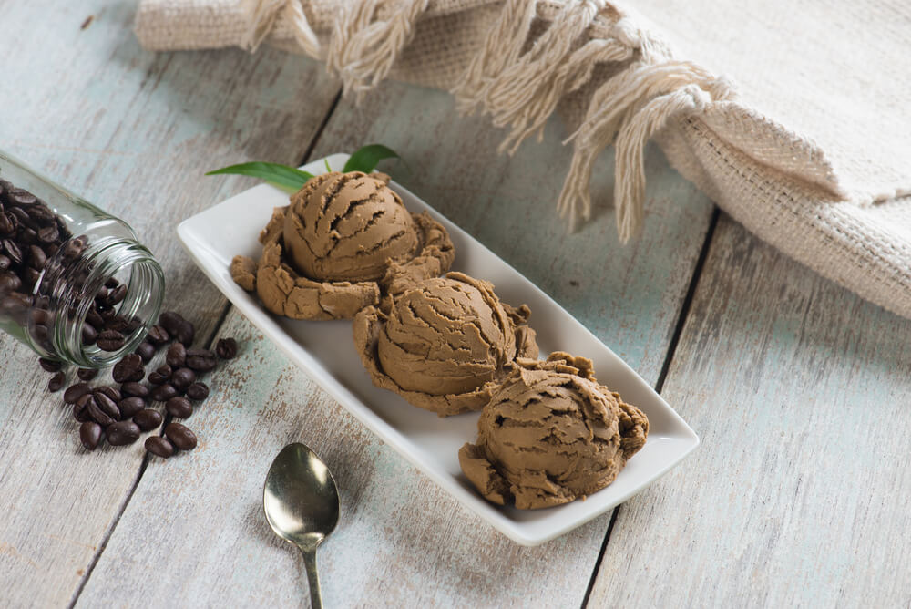 Does coffee ice cream have caffeine - 3 scoops of coffee ice cream in a plate
