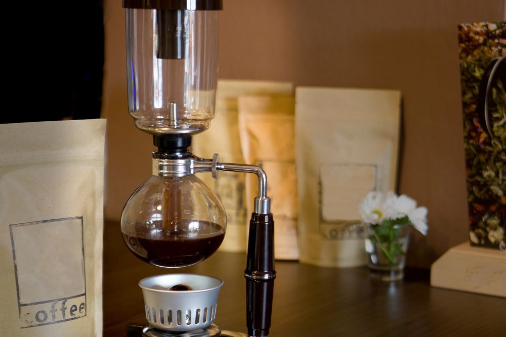 Vacuum siphon coffee maker with filtered coffee inside