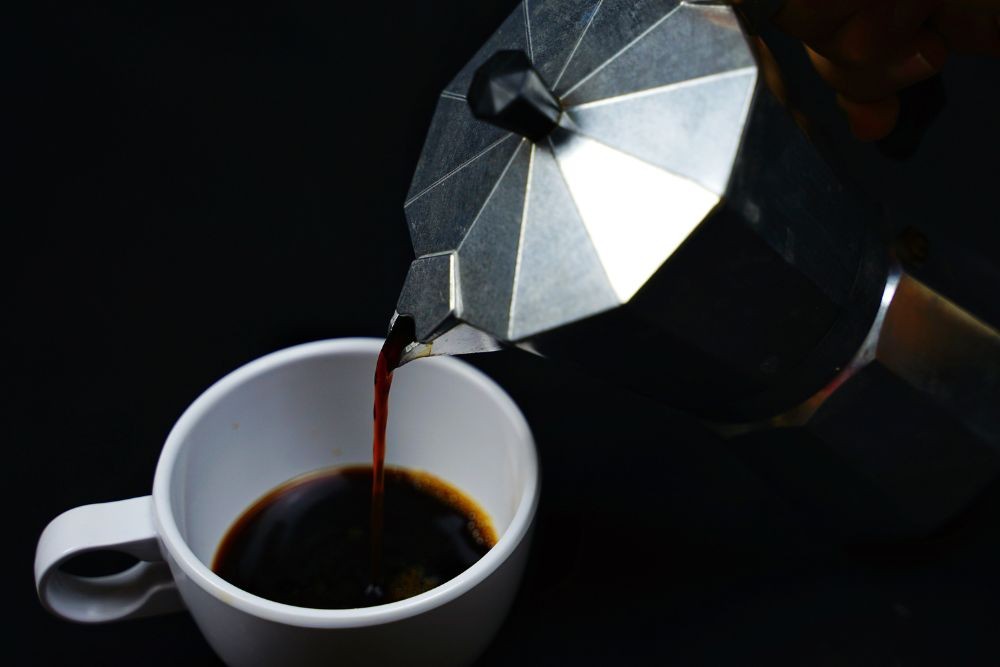 Brewing coffee with moka pot