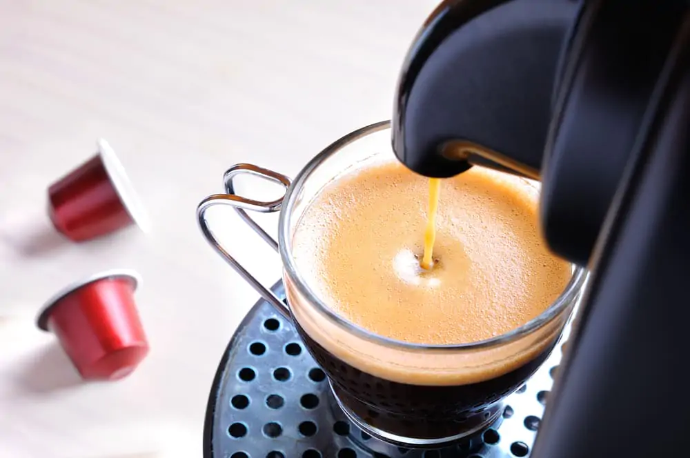 Machine serving espresso