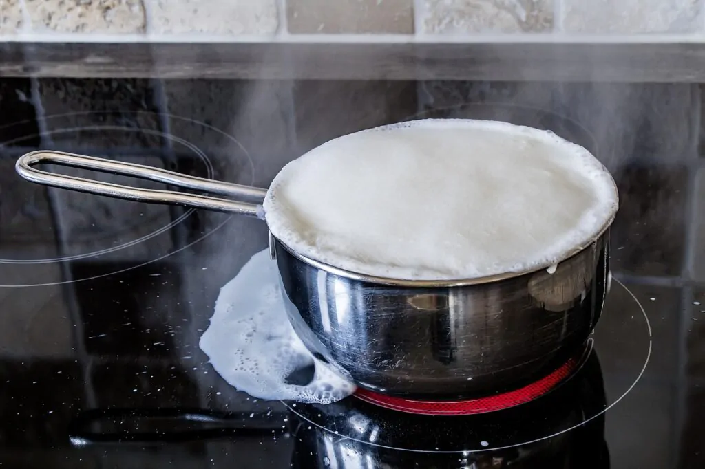 steaming milk mistakes - boiling over of milk, ceramic hob, hotplate