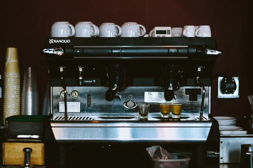 espresson machine in a cafe - difference between a nespresso and espresso machine
