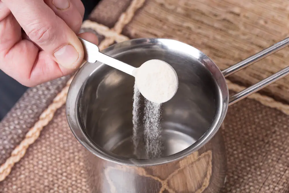 Adding powdered gelatin to water