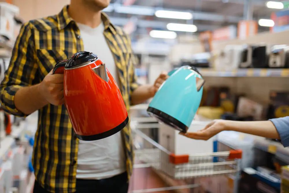 couple talking about which electric kettle to choose