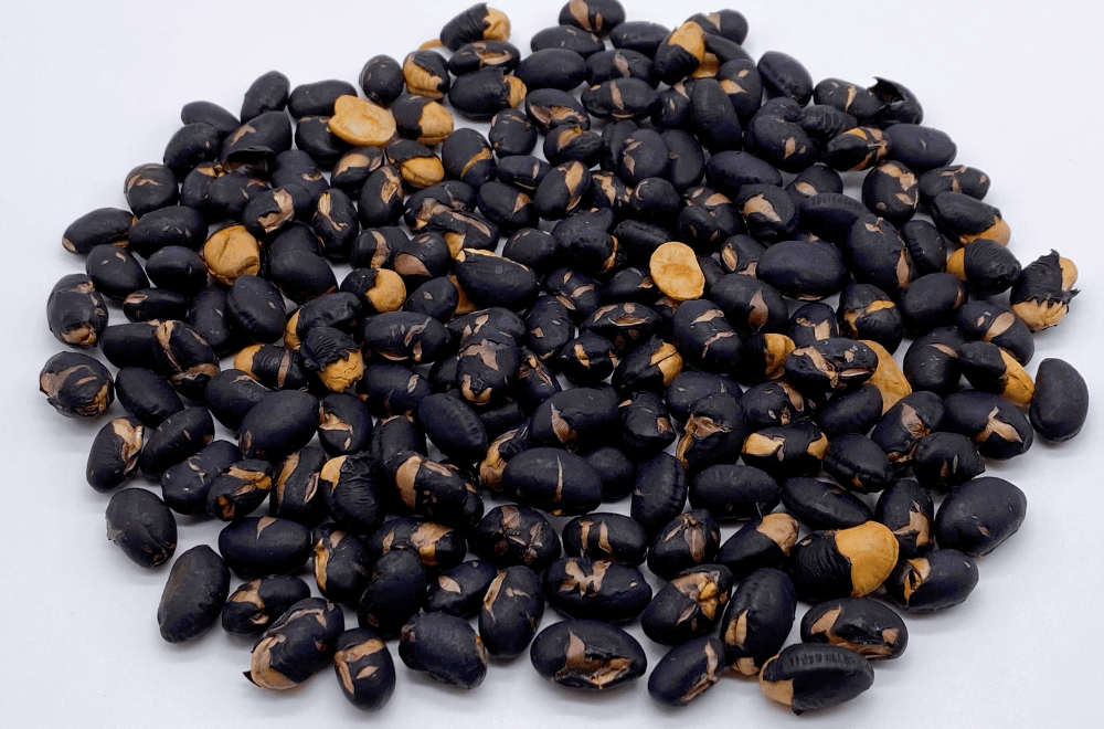 Roasted black soybeans