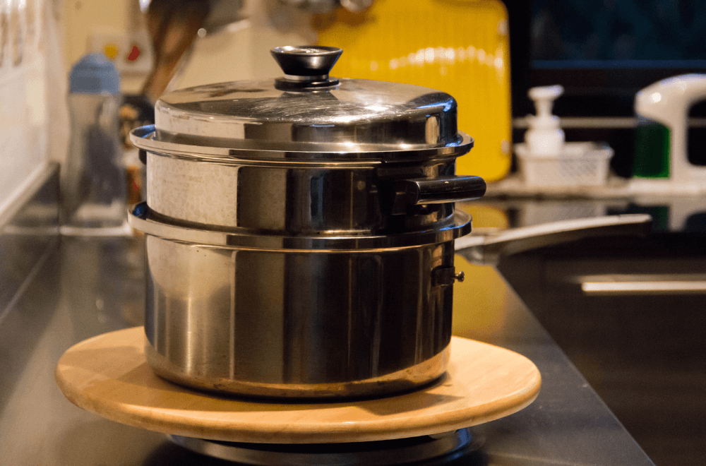 Saucepan with a detachable upper