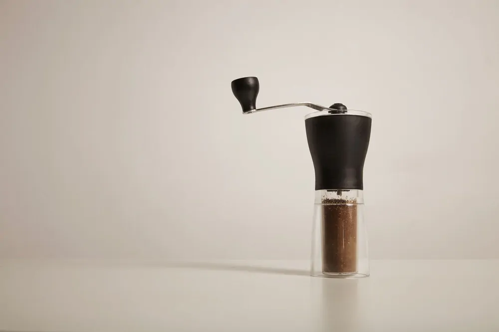 What electric and manual coffee grinders have in common