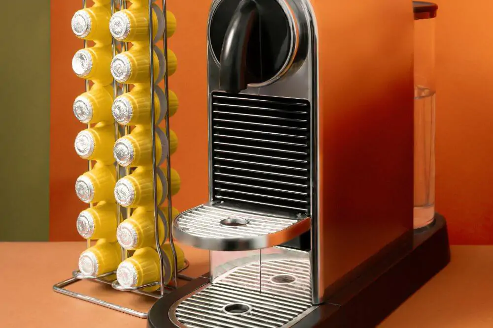Coffee machine with coffee capsules